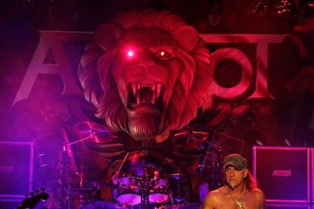 The Lion on stage with Accept