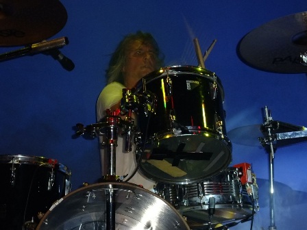 Bobby Reynolds playing drums in Cergy, France