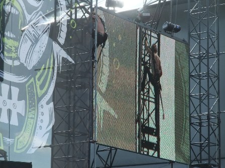 Joel O'Keeffe climbing higher and higher - Airbourne, Hellfest 2010