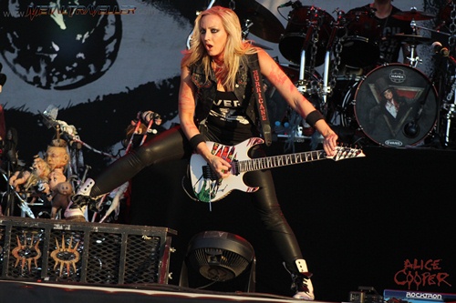 Nita Strauss with Alice Cooper, live in Clisson