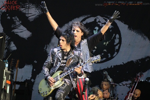 Tommy Henriksen with Alice Cooper, live in Clisson