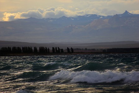 Waves on Lake Buenos Aires