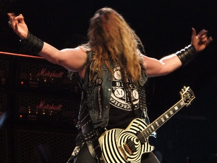 Zakk Wylde headbanging