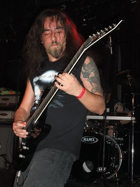 Nicolas Bermudez playing guitar in Paris