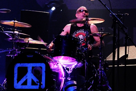 Kenny Aronoff on drums - Live in Paris with Chickenfoot
