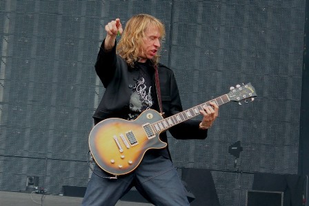 Brian Tatler live at Sonisphere France with Diamond Head