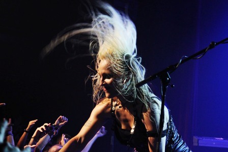 Doro Pesch headbanging