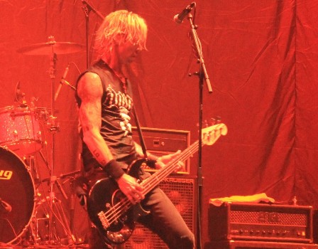 Duff McKagan on bass, like in the old Guns'n'Roses days