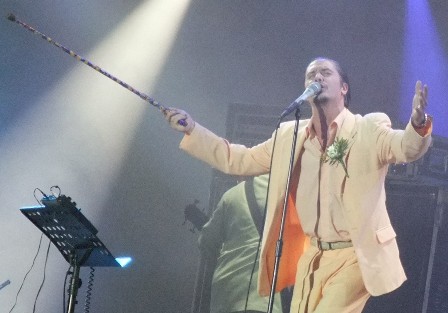 Mike Patton and his elegant suit