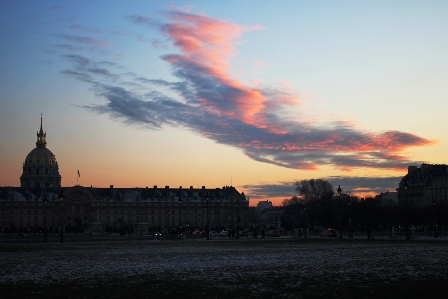 Dusk is coming on the clouds over the Hôtel des Invalides