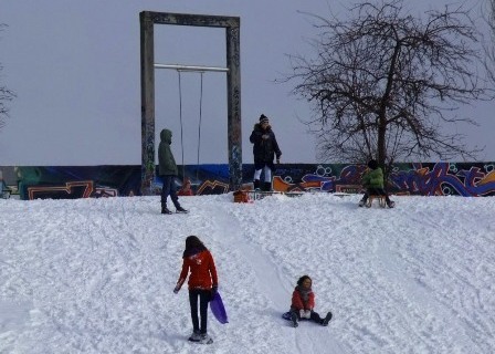 Children playin in the snow near the wall, Mauer Park