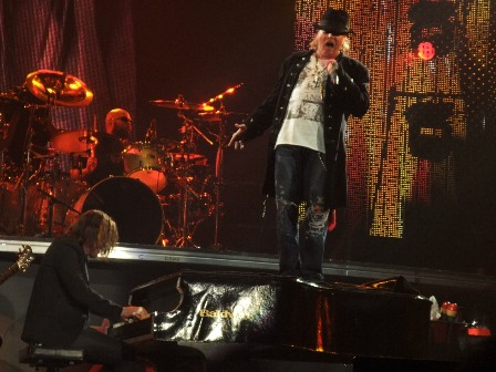 Moments before Axl fell from Dizzy's grand piano - Guns'n'Roses live in Paris