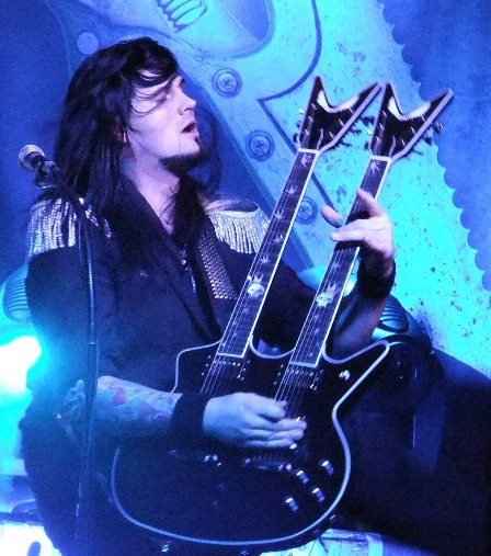 Sascha and his double guitar - Helloween live in Paris France