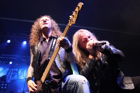 Markus Großkopf and Andi Deris live with Helloween