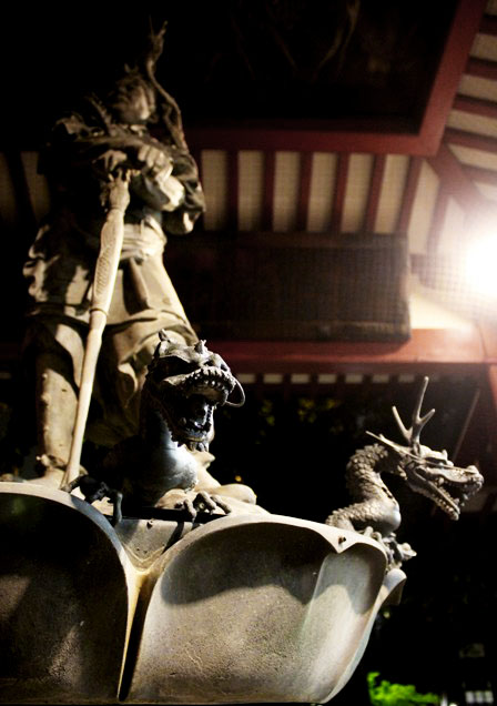 Guardian dragons in Asakusa Temple