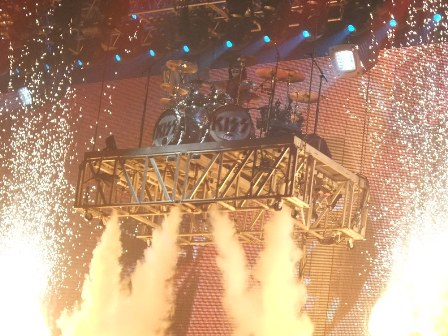 Eric Singer fly on fire - KISS live in Prague