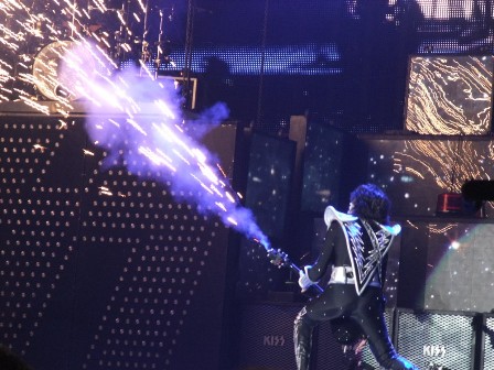 Rockets from Tommy Thayer's guitar -  KISS live in concert