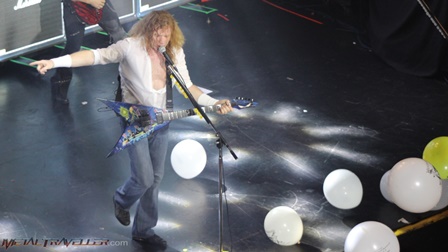 Dave Mustaine and the fan clun ballons