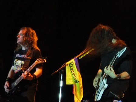 Dave Ellefson and Chris Broderick with the flag of Colombia - Megadeth live in Medellín