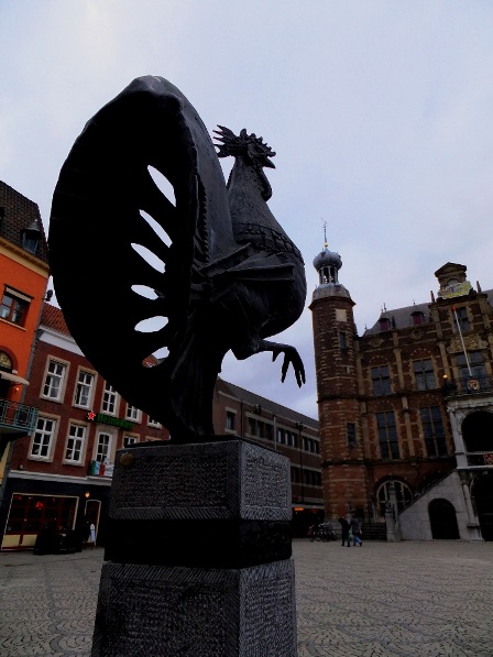 Venlo: The rooster and the city hall