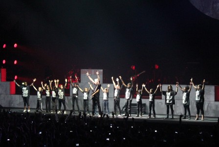 Kids singing with Roger Waters