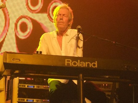 Andy Brown playing keyboards - Status Quo live at The Casino de Paris