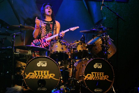 Satchel guitar solo from the drums - Steel Panther live in France