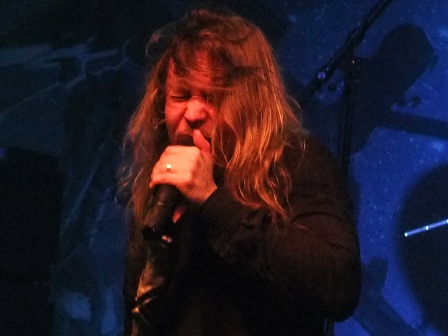 Timo Kotipelto singing with Stratovarius