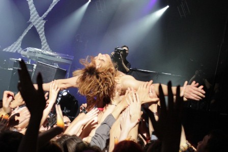 Yoshiki crowdsurfing - X Japan in Paris
